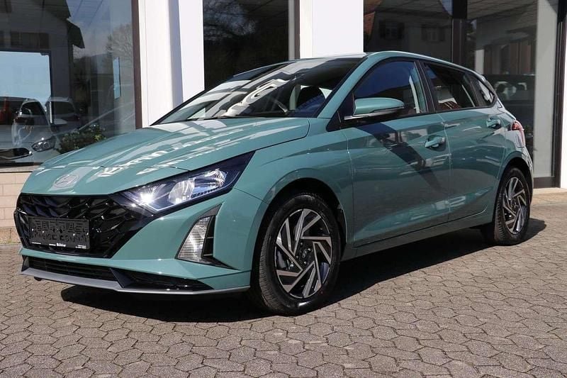 Mangrove green minerale... Neu 2025 Hyundai i20 Select Kleinwagen | 17.550 € (Superpreis) - Bild 1/3