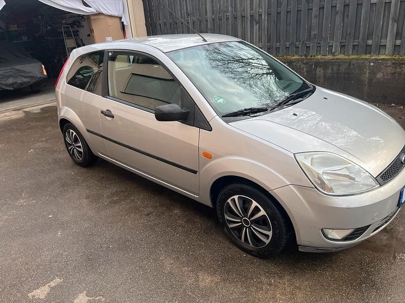 Gebraucht Ford Fiesta 80 PS (58 kW) 2005 Silber Kleinwagen