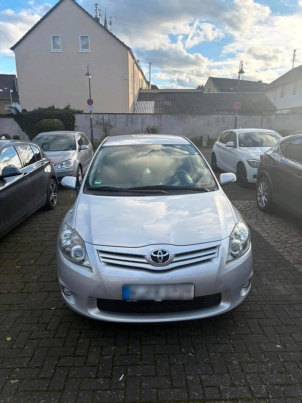 Gebraucht Toyota Auris 90 PS (66 kW) 2011 Grau Kleinwagen