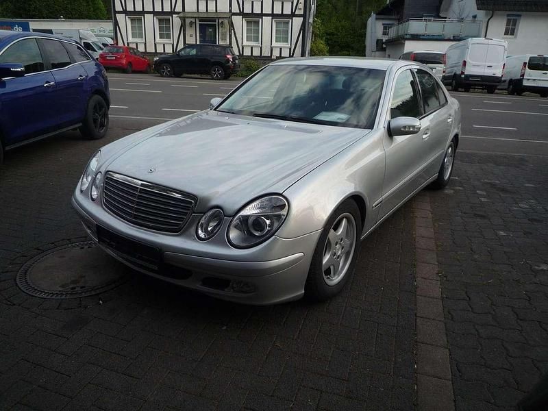 Brillantsilber metalliclack Gebraucht 2004 Mercedes E200 Limousine | 3.999 € (Teuer) - Bild 1/4