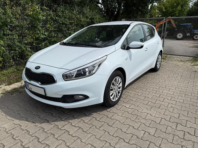 Weiß Gebraucht 2013 Kia Ceed Limousine | 4.900 € (Fairer Preis) - Bild 1/4