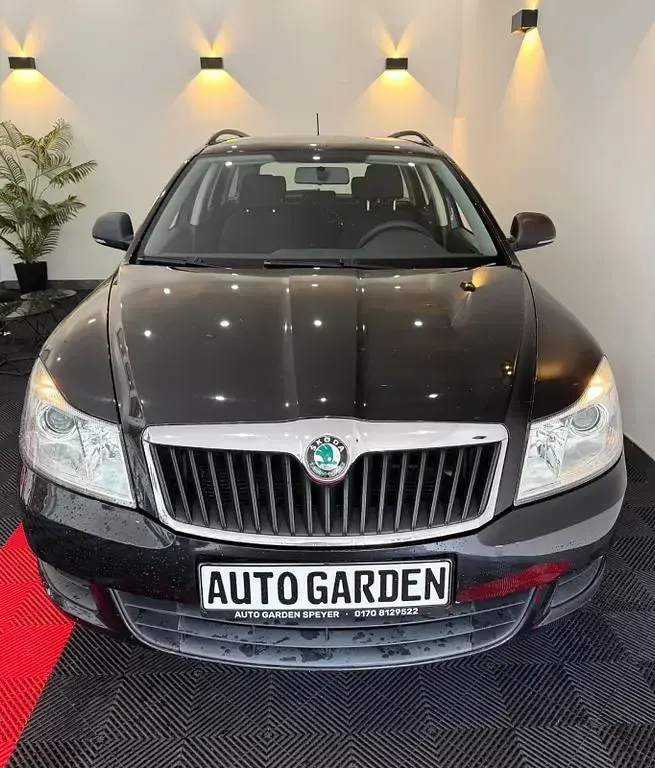 Gebraucht Skoda Octavia Active 105 PS (77 kW) 2012 Schwarzmagic perleffekt Kombi