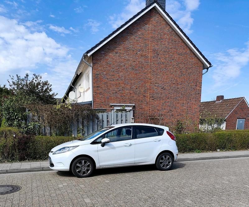 Gebraucht Ford Fiesta 60 PS (44 kW) 2010 Weiß Kleinwagen