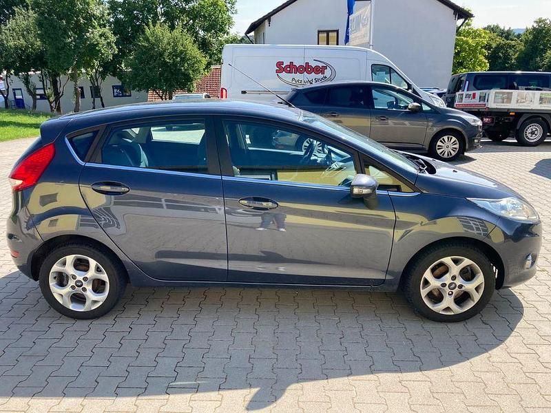 Gebraucht Ford Fiesta Titanium 97 PS (71 kW) 2010 Grau Kleinwagen