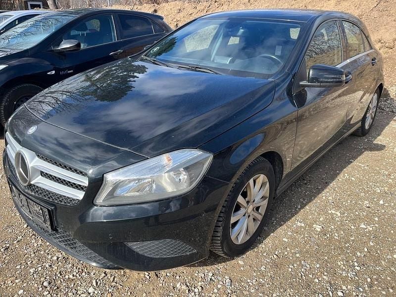 Gebraucht Mercedes A180 109 PS (80 kW) 2015 Schwarz Limousine
