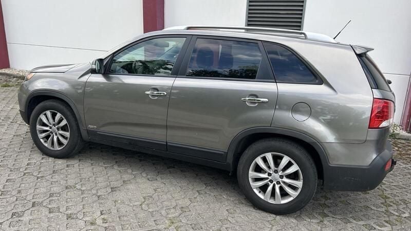 Grau Gebraucht 2011 Kia Sorento Attract SUV | 9.050 € (Guter Preis) - Bild 1/4