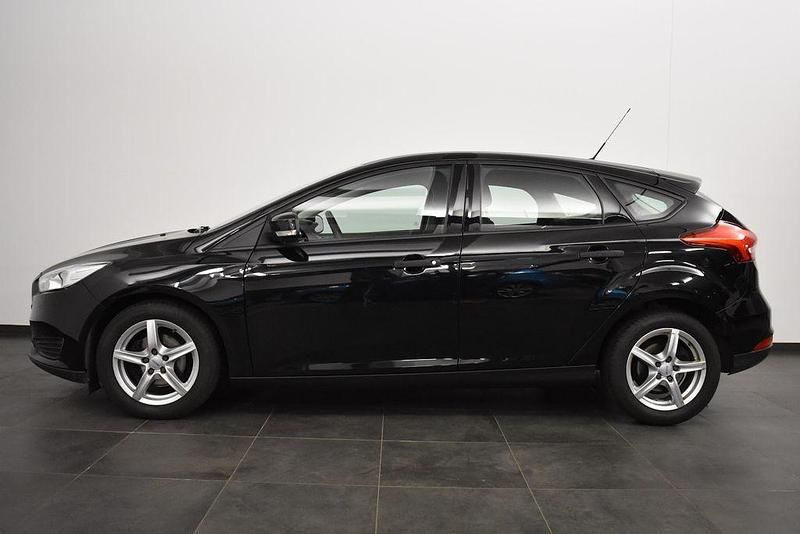 Pantherschwarz metallic Gebraucht 2015 Ford Focus Ambiente Limousine | 4.980 € (Superpreis) - Bild 1/4