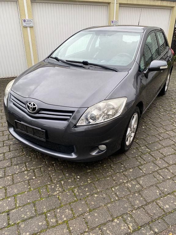 Grau Gebraucht 2012 Toyota Auris Edition Limousine | 4.999 € (Guter Preis) - Bild 1/4
