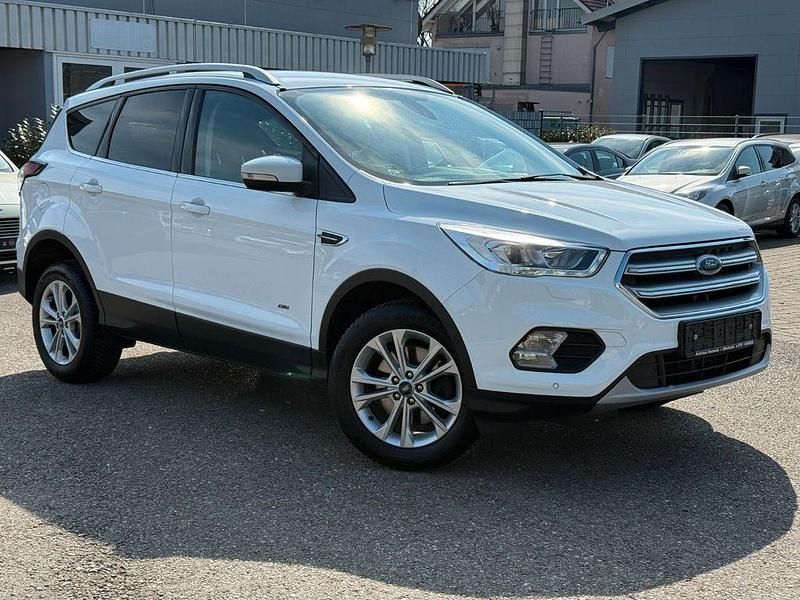 Gebraucht Ford Kuga Titanium 150 PS (110 kW) 2018 Weiß SUV