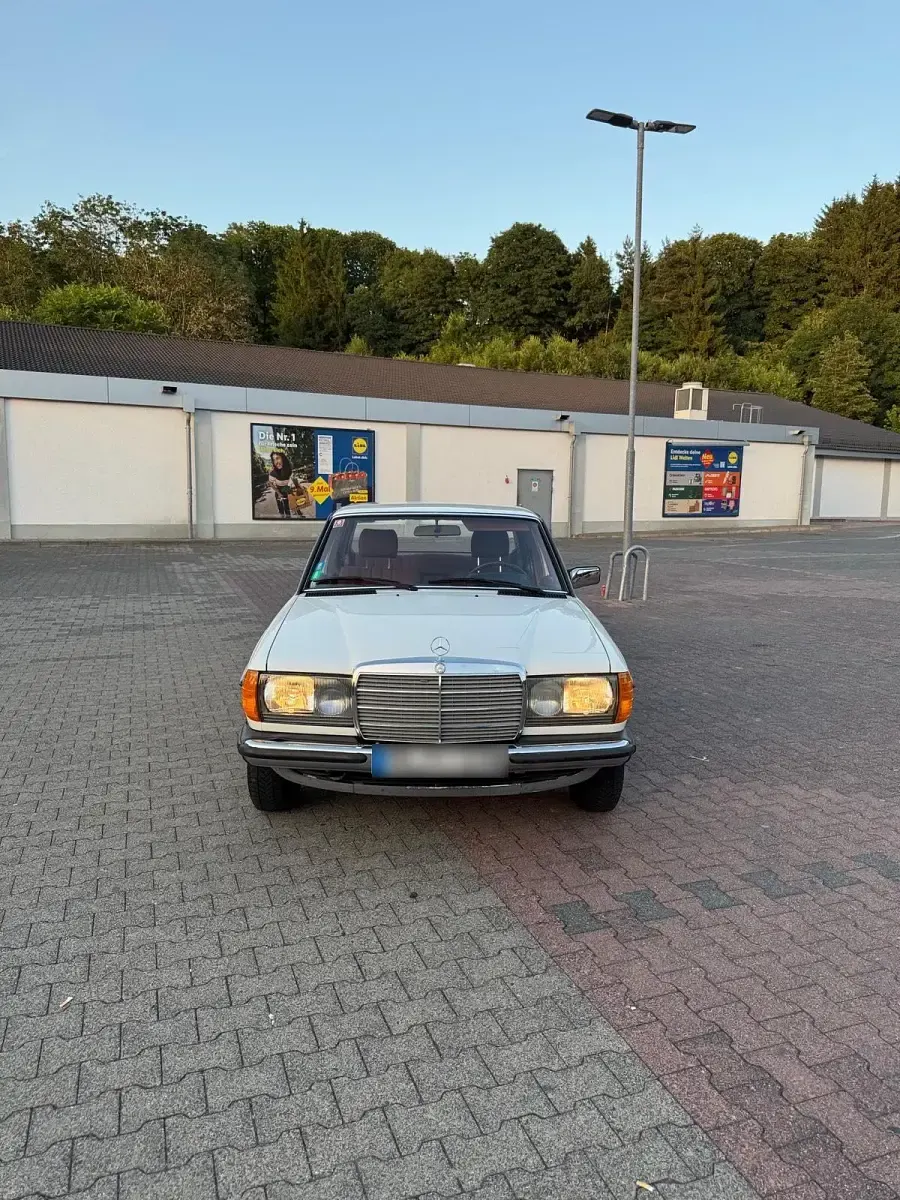 Gebraucht Mercedes 200 109 PS (80 kW) 1984 Weiß Limousine