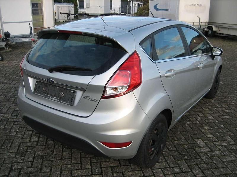 Gebraucht Ford Fiesta 80 PS (58 kW) 2013 Silber Kleinwagen