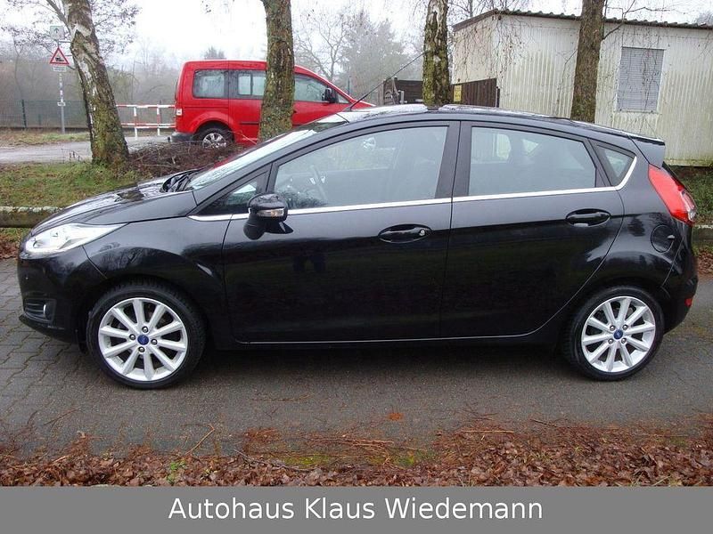 Gebraucht Ford Fiesta Titanium 101 PS (74 kW) 2016 Panther  schwarz Kleinwagen
