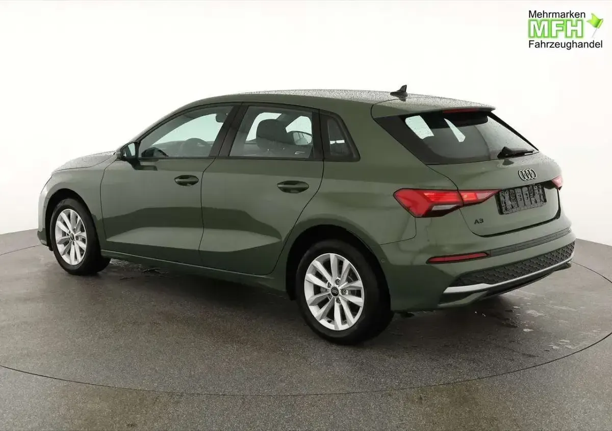Neu Audi A3 150 PS (110 kW) 2026 Distrikt grün metallic Limousine