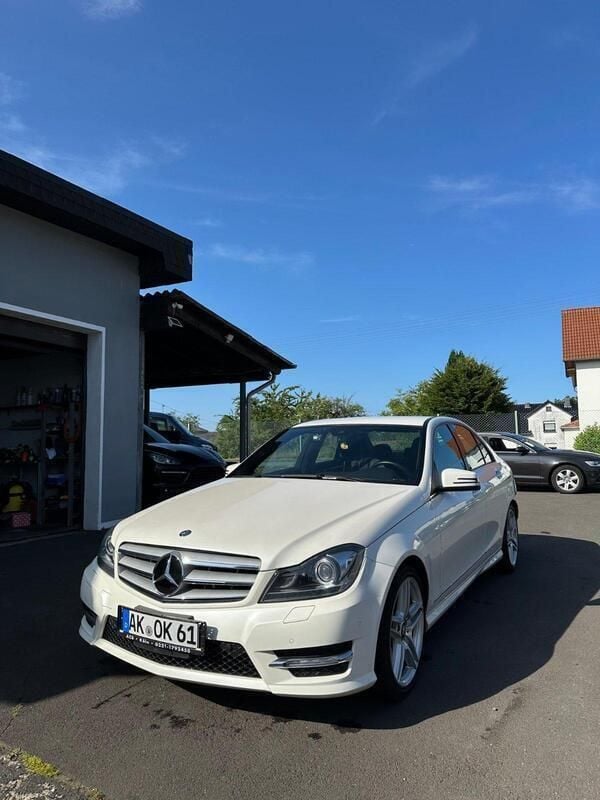 Weiß Gebraucht 2012 Mercedes C350 AMG line Limousine | 17.990 € (Fairer Preis) - Bild 1/4