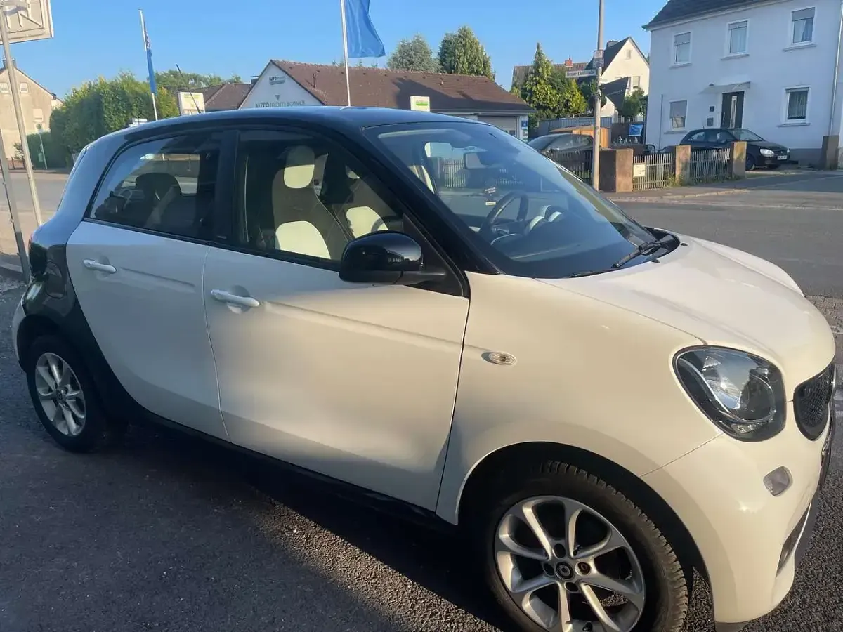 Gebraucht Smart ForFour Passion 71 PS (52 kW) 2015 Schwrz/weiß Kleinwagen