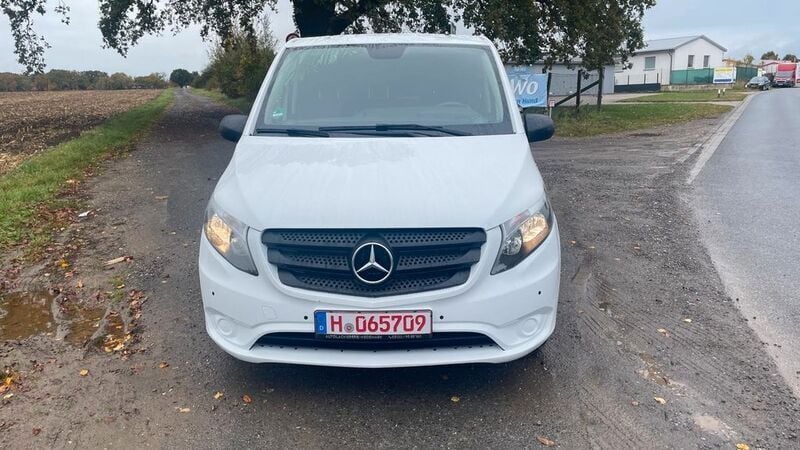 Weiß Gebraucht 2022 Mercedes Vito Van / Kleinbus | 31.000 € (Superpreis) - Bild 1/4