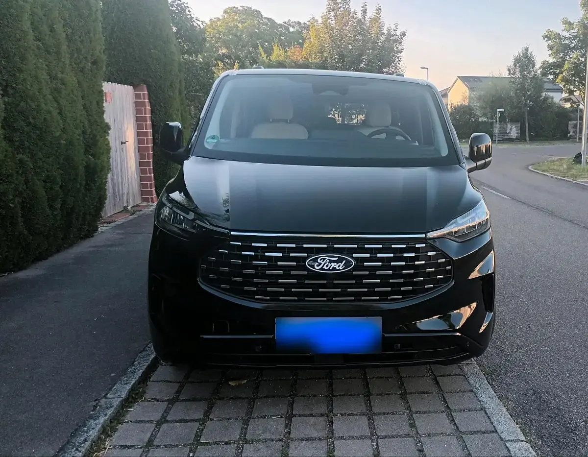 Gebraucht Ford Tourneo Custom Titanium 136 PS (100 kW) 2025 Schwarz Van