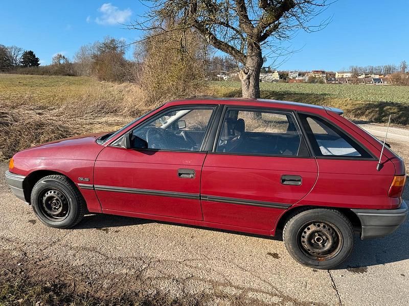Second-hand Opel Astra 1993 Roșu Hatchback