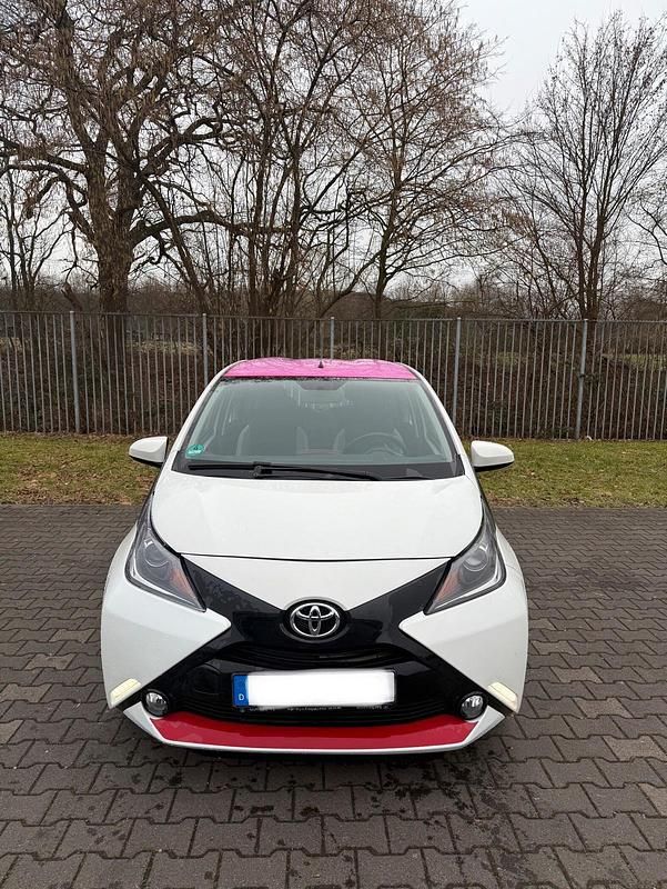 Gebraucht Toyota Aygo 69 PS (50 kW) 2015 Weiß Kleinwagen