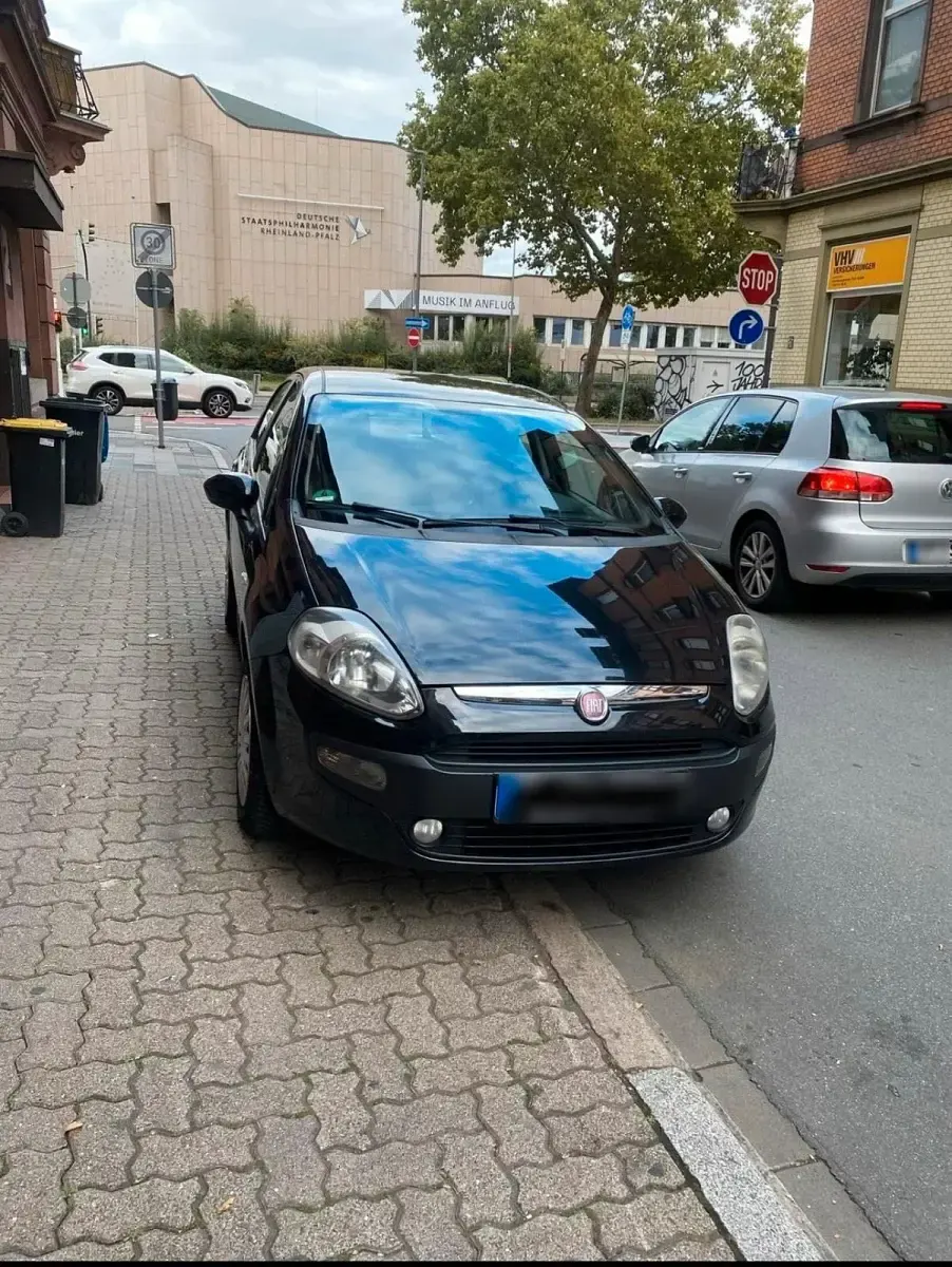 Gebraucht Fiat Grande Punto 77 PS (56 kW) 2010 Schwarz Kleinwagen