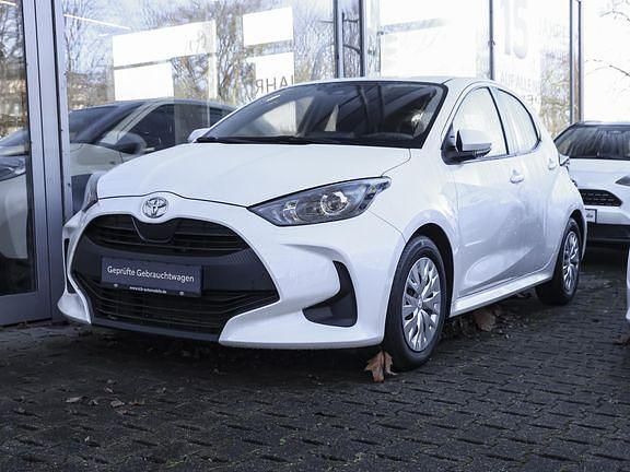 Schneeweiß Gebraucht 2022 Toyota Yaris Basis Kleinwagen | 14.479 € (Fairer Preis) - Bild 1/4