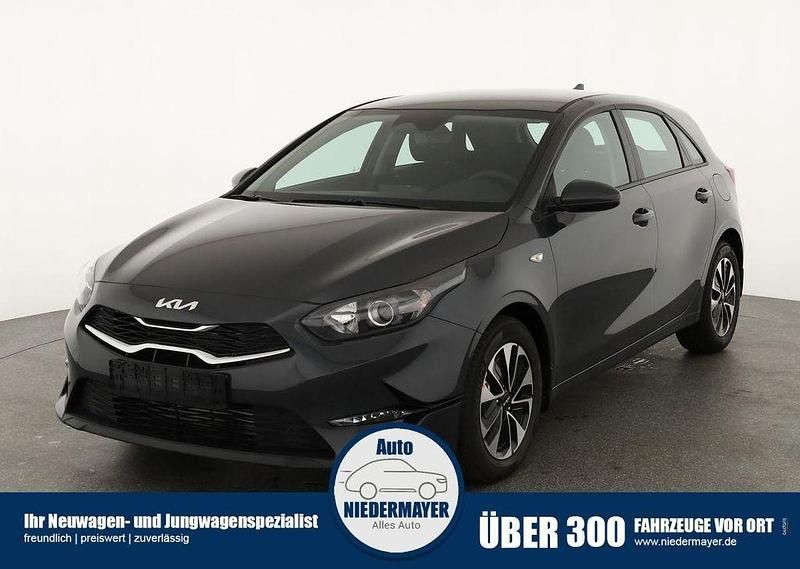 Grau Neu 2025 Kia Ceed Limousine | 20.995 € (Superpreis) - Bild 1/4