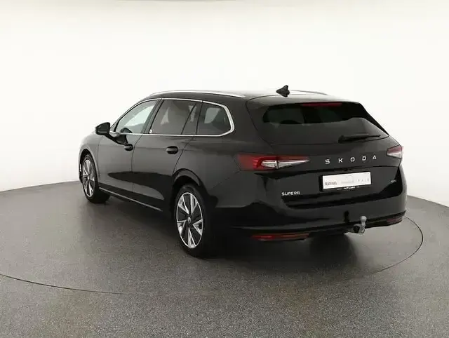 Używany Skoda Superb Selection 193 KM (141 kW) 2024 Czarny Kombi