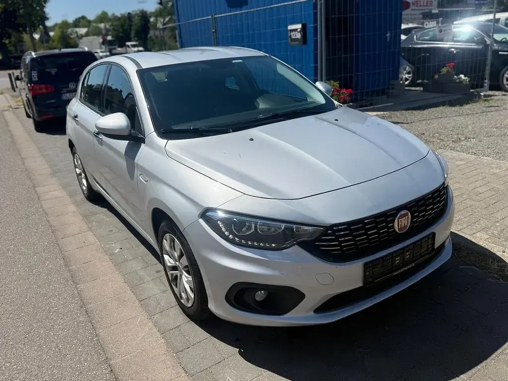 Gebraucht Fiat Tipo Lounge 120 PS (88 kW) 2017 Silber Limousine