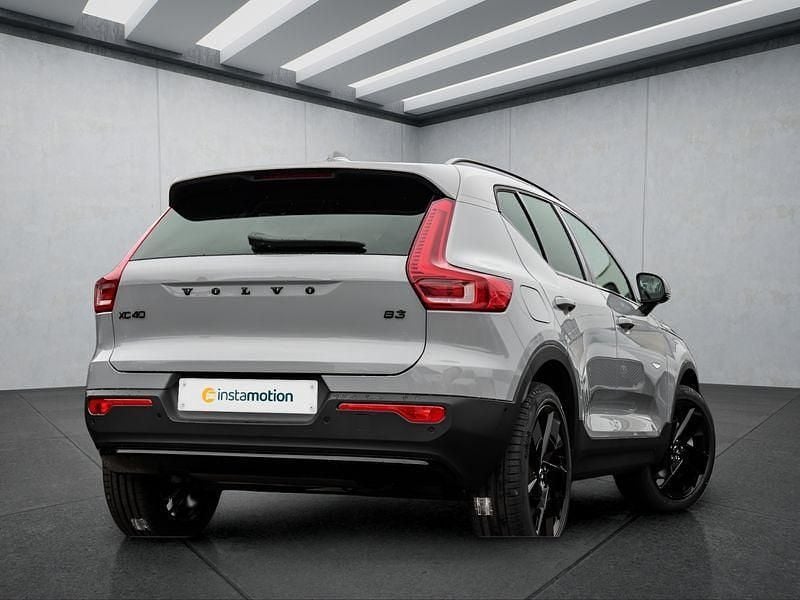 Neu Volvo XC40 Plus 163 PS (119 kW) 2026 Grau SUV