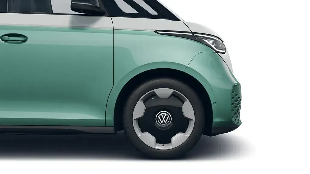 Gebraucht VW ID. Buzz Pro 210 kW (286 PS) 2025 Candyweiß / bay leaf green me Van / Kleinbus