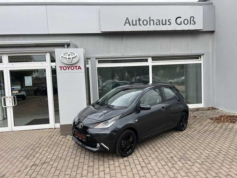 Grau Gebraucht 2015 Toyota Aygo X-play Kleinwagen | 7.770 € (Fairer Preis) - Bild 1/4