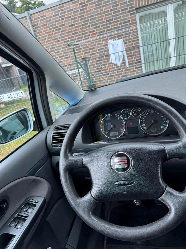 Silber Gebraucht 2007 Seat Alhambra Van / Kleinbus | 1.999 € - Bild 1/4