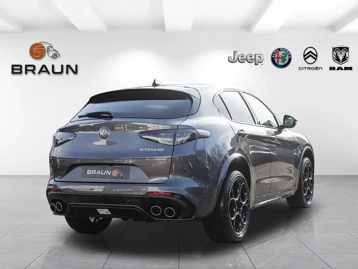 Neu Alfa Romeo Stelvio Quadrifoglio 519 PS (381 kW) 2026 Grigio vesuvio SUV