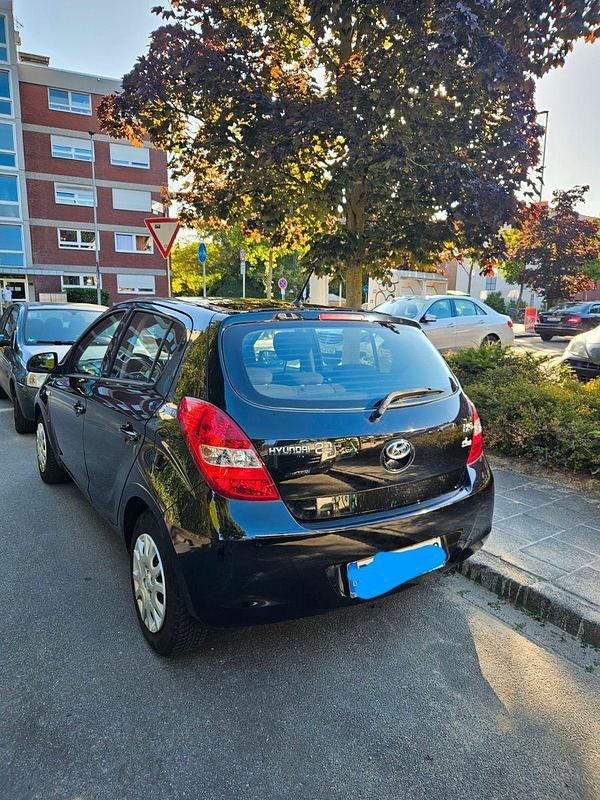 Gebraucht Hyundai i20 Edition 86 PS (63 kW) 2012 Schwarz Kleinwagen