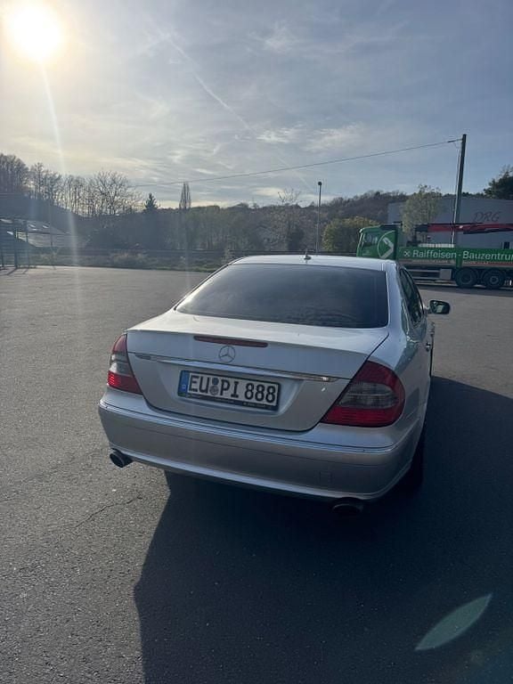Second-hand Mercedes E220 170 CP (125 kW) 2007 Argintiu Berlinǎ