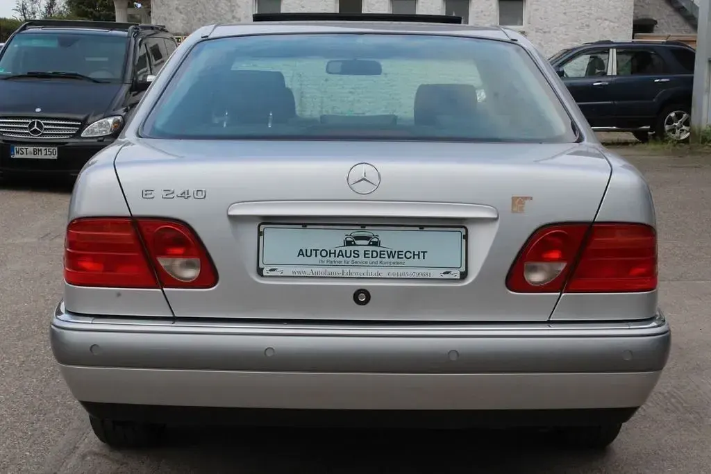Gebraucht Mercedes E240 Elegance 170 PS (125 kW) 1999 Silber Limousine