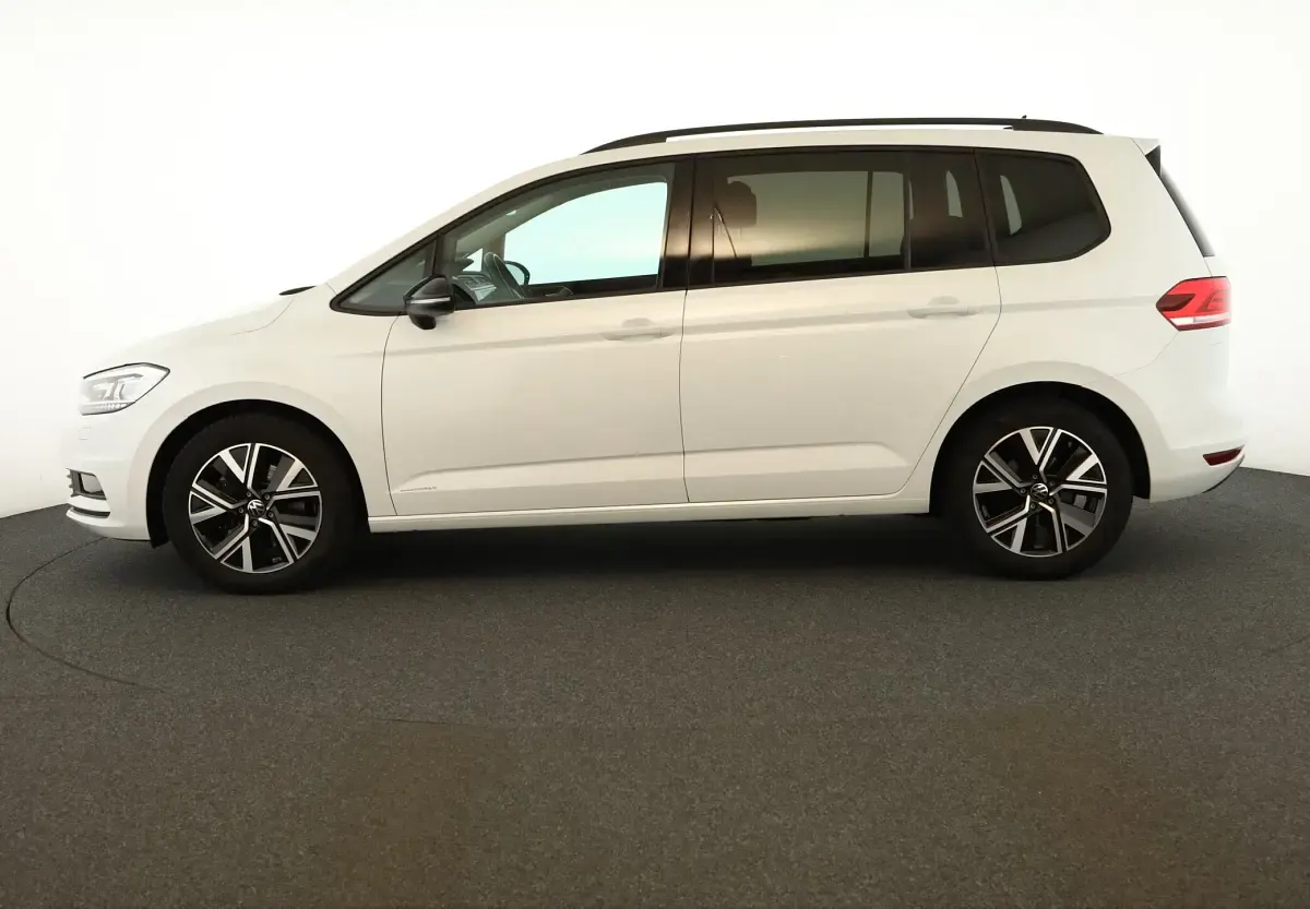 Gebraucht VW Touran Highline 150 PS (110 kW) 2023 Oryxweiss perlmutteffekt Van / Kleinbus