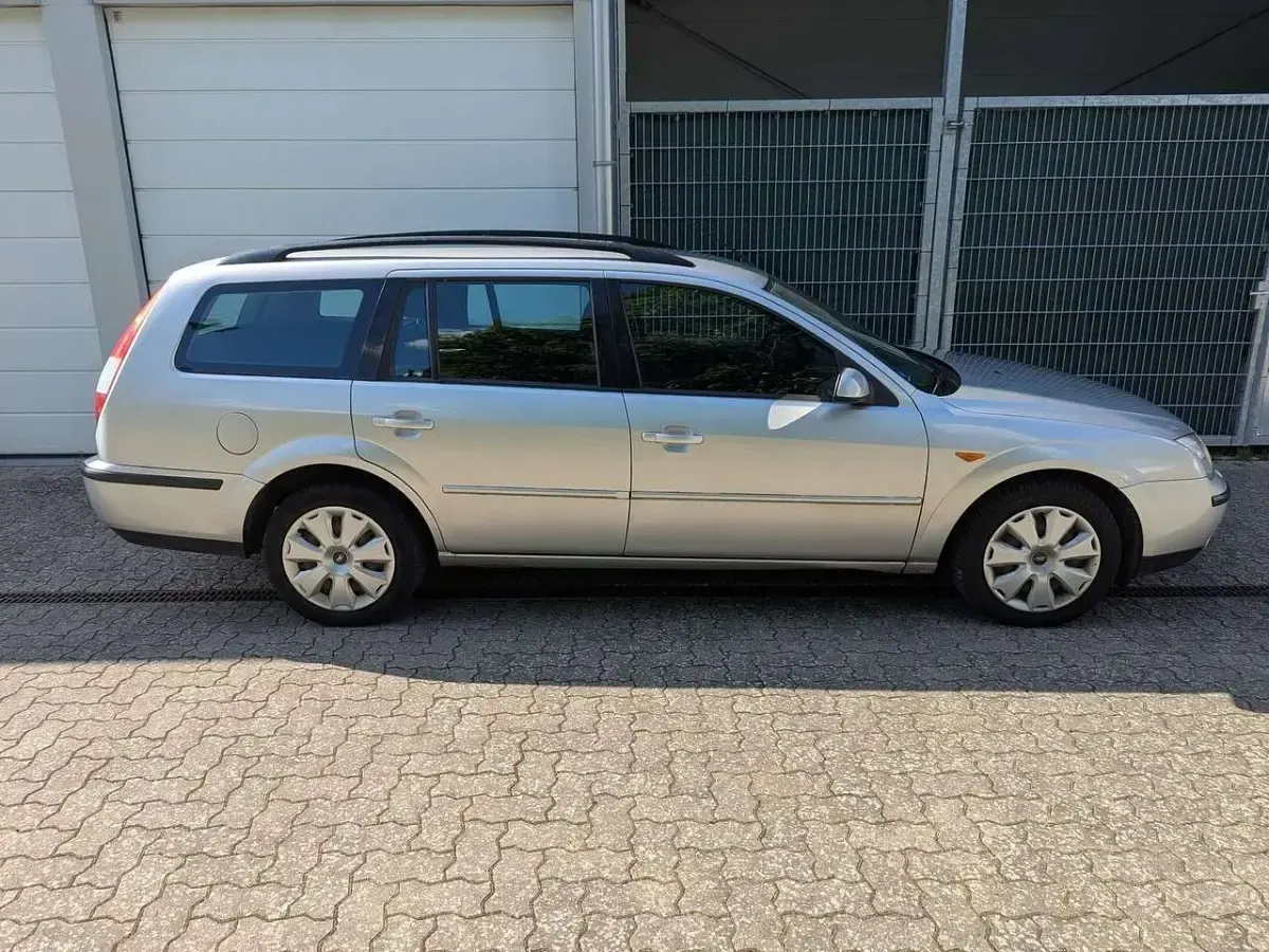 Gebraucht Ford Mondeo Trend 131 PS (96 kW) 2003 Kristallsilber metallic Kombi