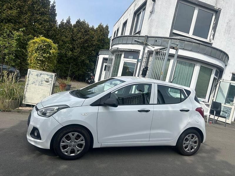 Gebraucht Hyundai i10 Classic 67 PS (49 kW) 2015 Weiß Kleinwagen