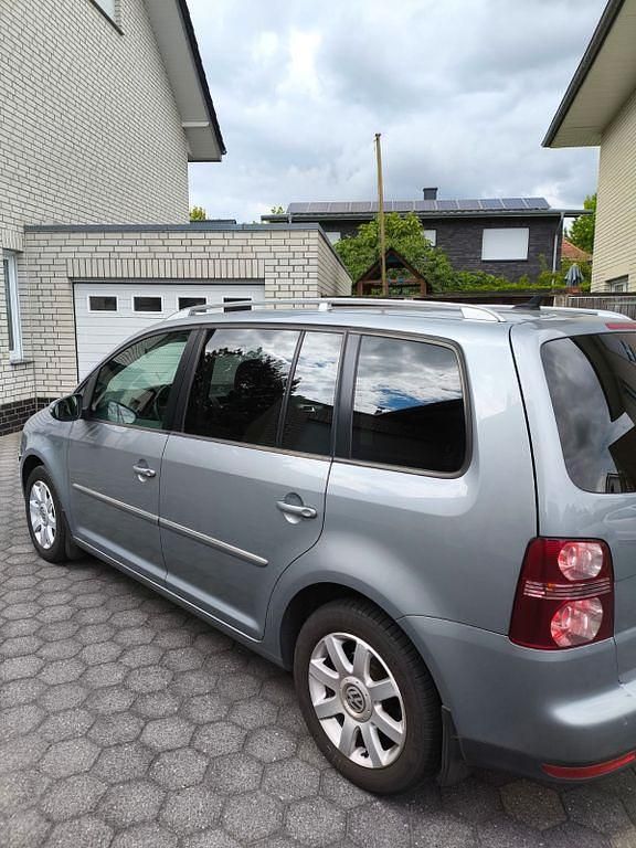 Grau Gebraucht 2010 VW Touran Highline Van / Kleinbus | 5.500 € (Fairer Preis) - Bild 1/4