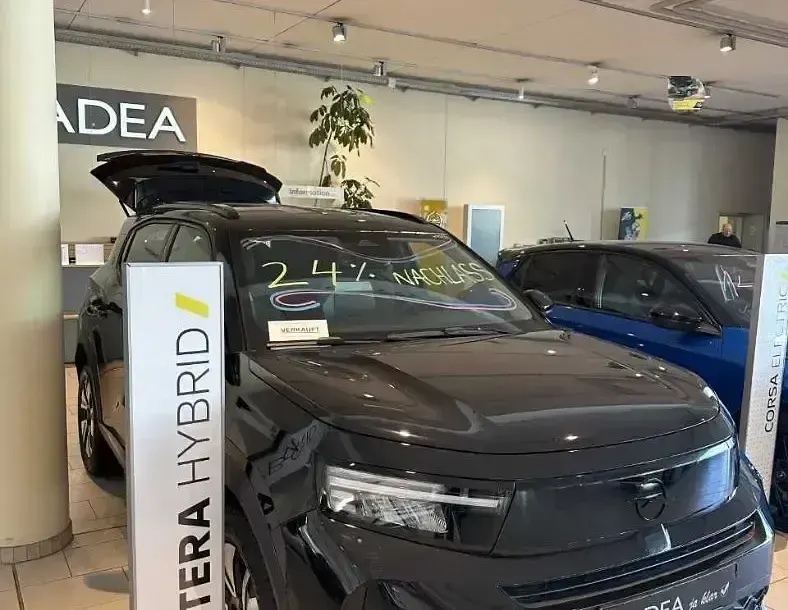 Neu Opel Frontera 146 PS (107 kW) 2025 Lackierung schwarz perla nera/ SUV