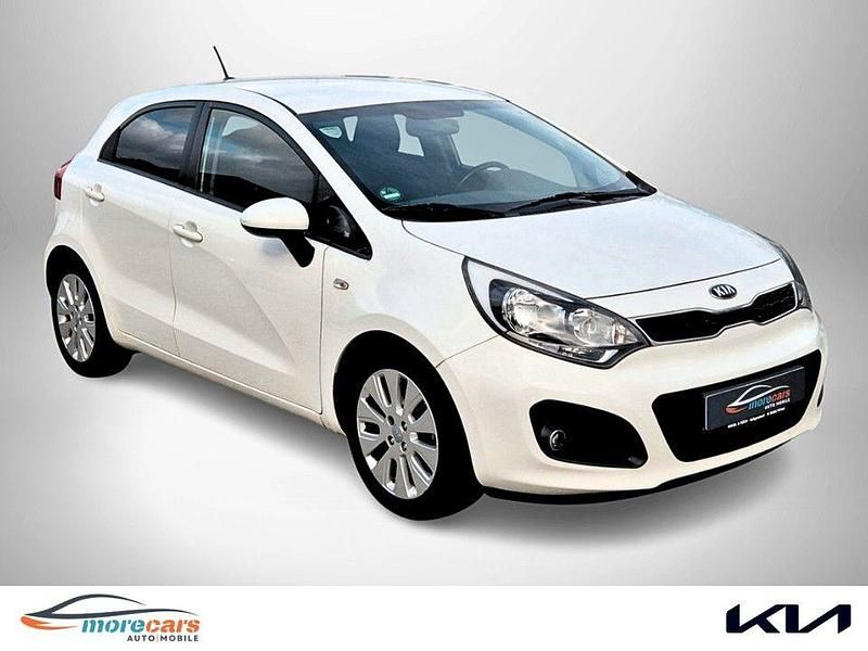 Weiß Gebraucht 2014 Kia Rio FIFA World Cup Edition Limousine | 5.950 € (Fairer Preis) - Bild 1/4