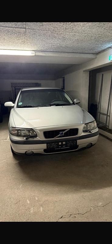 Grau Gebraucht 2000 Volvo S60 Limousine | 550 € - Bild 1/4