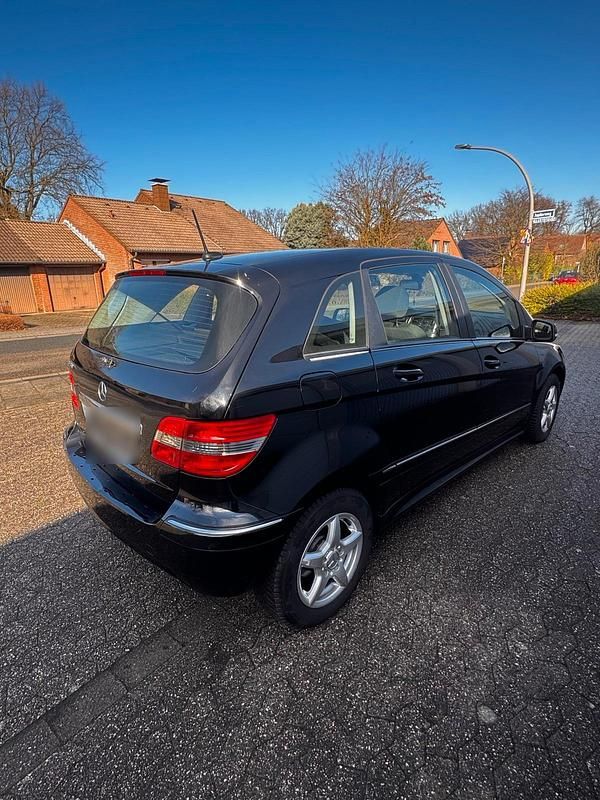 Gebraucht Mercedes B180 116 PS (85 kW) 2010 Schwarz Van / Kleinbus
