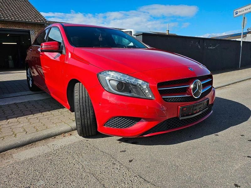 Gebraucht Mercedes A180 AMG line 122 PS (89 kW) 2015 Rot Limousine