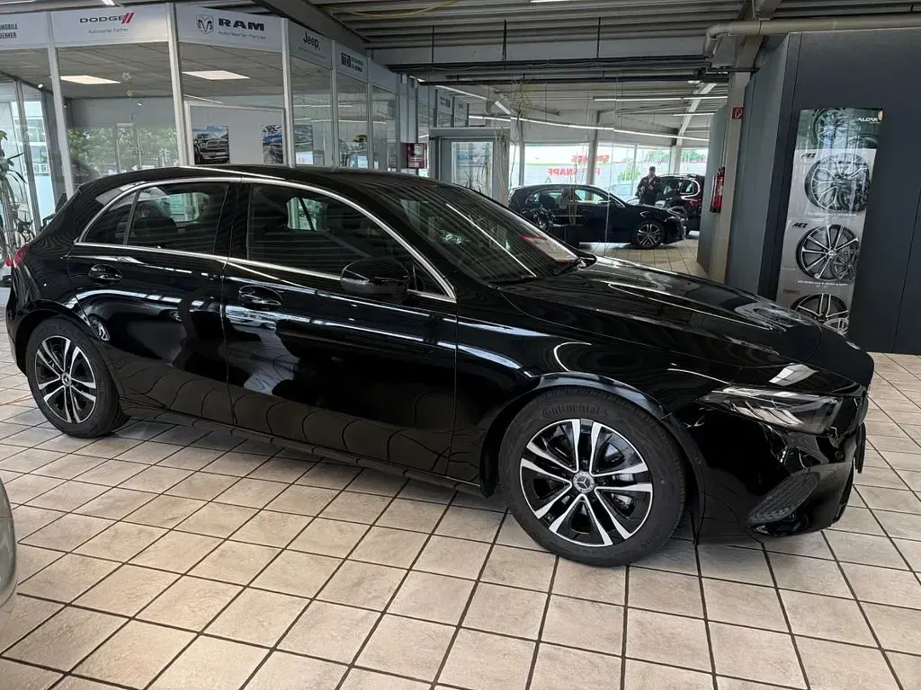 Gebraucht Mercedes A180 Advanced 150 PS (110 kW) 2025 Kosmosschwarz Limousine