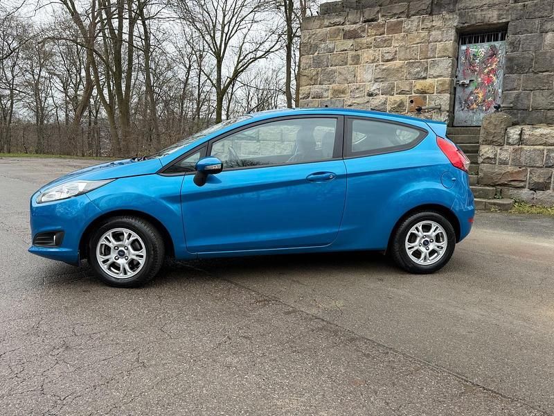 Gebraucht Ford Fiesta 95 PS (69 kW) 2015 Blau Kleinwagen
