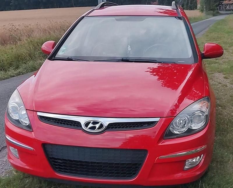 Rot Gebraucht 2010 Hyundai i30 Classic Kombi | 2.700 € (Etwas zu teuer) - Bild 1/4