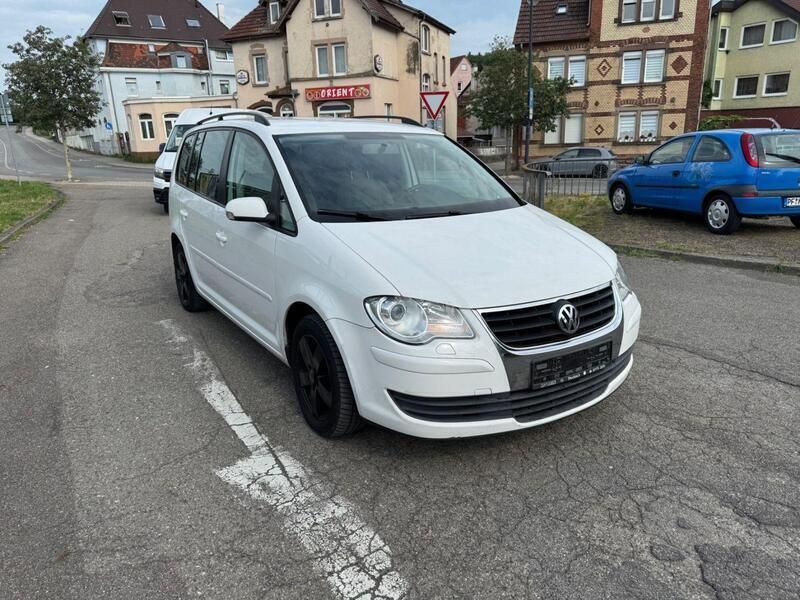 Weiß Gebraucht 2009 VW Touran Trendline Van / Kleinbus | 4.390 € (Fairer Preis) - Bild 1/4