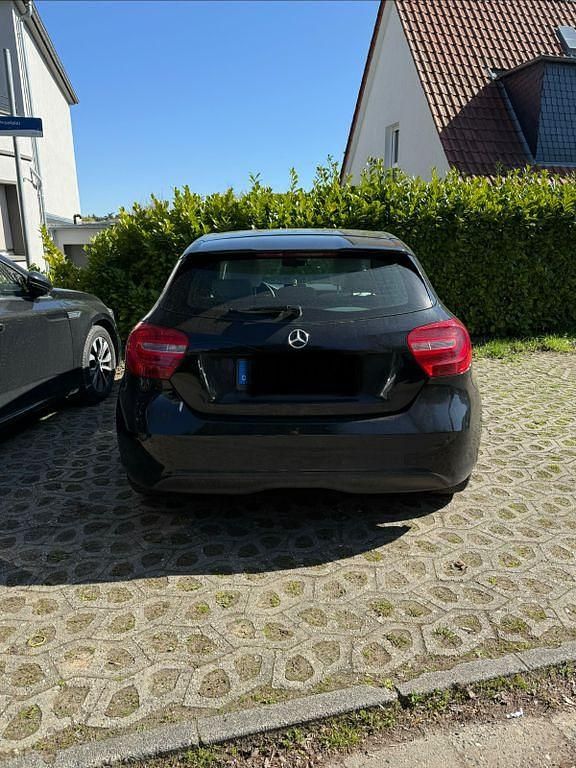 Gebraucht Mercedes A180 Style 109 PS (80 kW) 2014 Schwarz Limousine